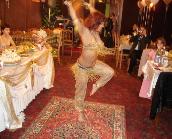 Астраханская танцовщица исполняет танец живота в отеле Интурист СПА